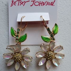 NWT Betsey Johnson Daisy Drop Earrings | Spring Jewelry | Drop Earrings
